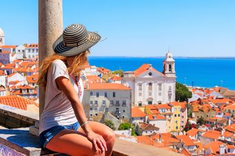 Frau genießt Ausblick auf Lissabon