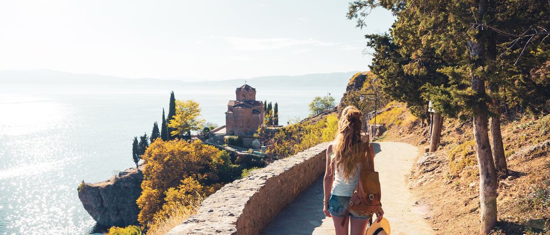Eine Frau spaziert entlang des Ohrid-Sees