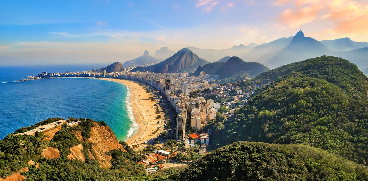 Landschaft mit Strand, Bergen und Meer in Rio de Janeiro in Südamerika