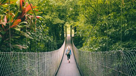 Frau auf Hängeseilbrücke