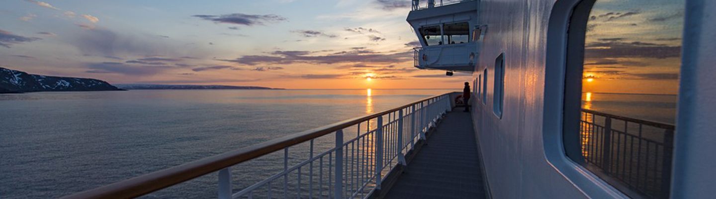 Blick vom Deck der MS Midnatsol von Hurtigruten bei Sonnenuntergang