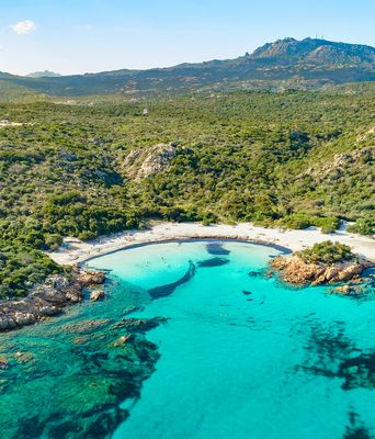 Bucht an der Costa Smeralda mit türkisfarbenem Wasser