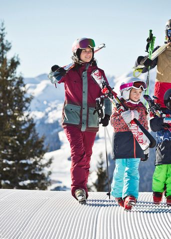 Familie beim Skifahren in Saalbach-Hinterglemm