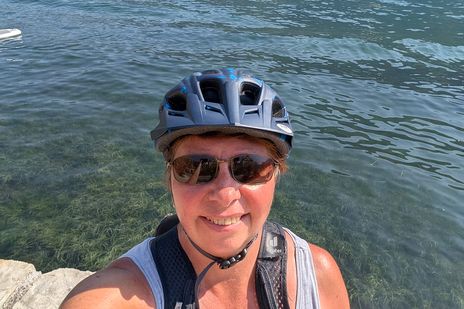 Chronistin Andrea unterwegs mit dem Fahrrad während einer Adria-Kreuzfahrt mit AIDA