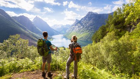 Paar beim Wandern mit Ausblick