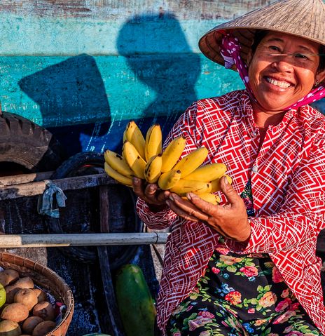 Schwimmender Markt Frau auf Boot mit Bananen