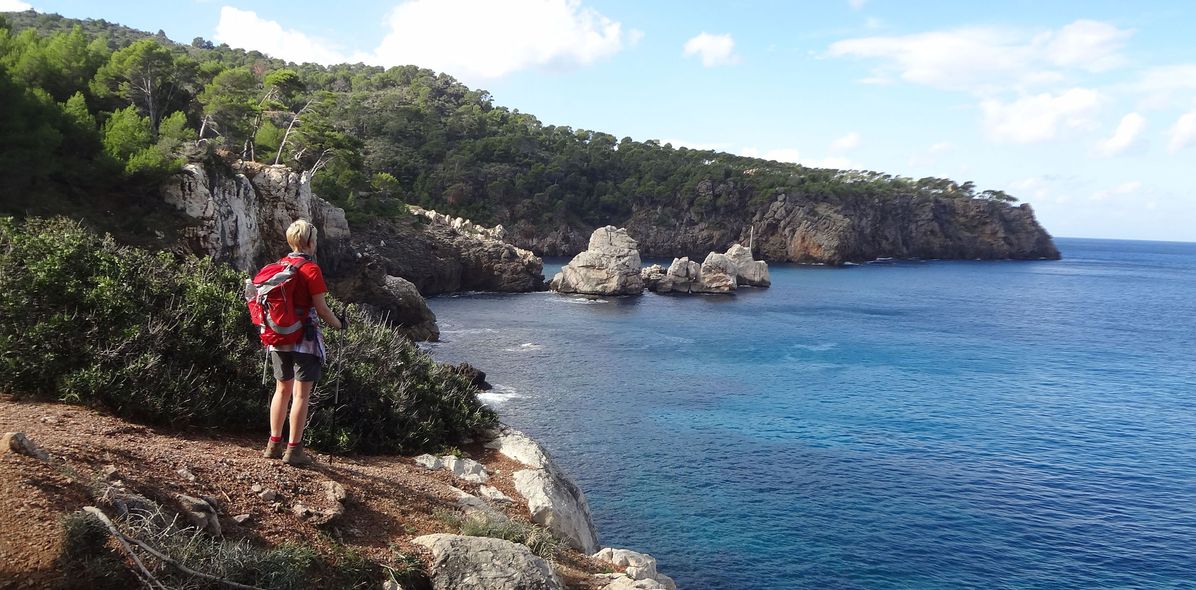 Küste Mallorcas mit Felsen und Frau