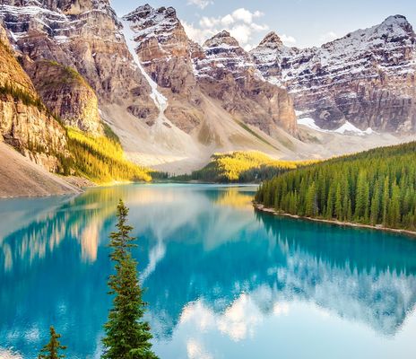Banff Nationalpark mit seinen stillen Seen und hoch aufragenden Bergen in Kanada