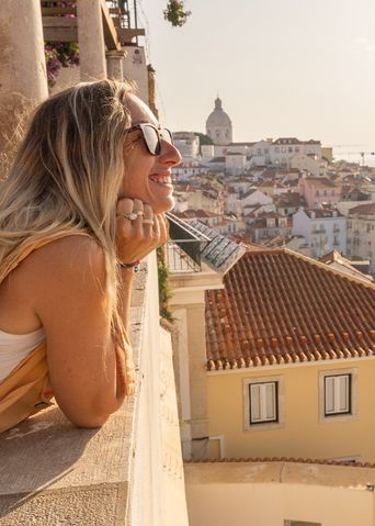 Frau blickt auf Lissabon