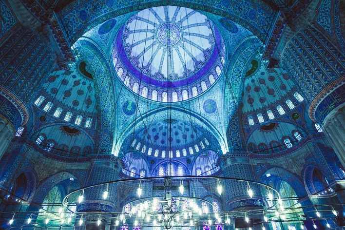 Kuppel und kunstvolle Innenausstattung der Blauen Moschee in Istanbul
