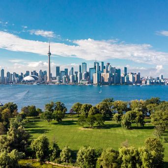 Luftaufnahme vom der Skyline von Toronto mit dem davorliegenden Ontario See