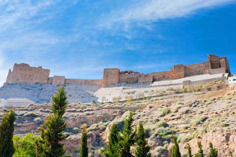 Die imposante Festungsanlage über der Stadt Kerak in Jordanien