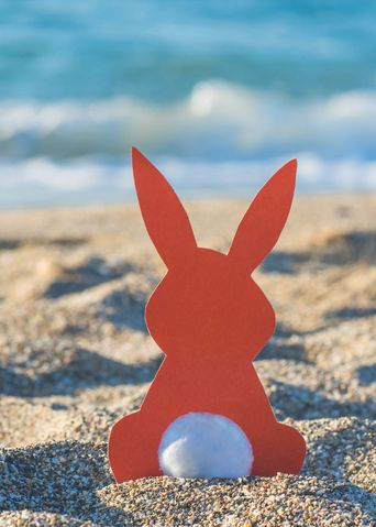Osterhase am Strand mit Blick aufs Meer