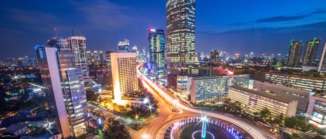 Skyline von Jakarta mit beleuchteten Hochhäusern bei Nacht
