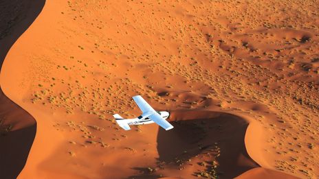 Flugzeug über Wüste in Namibia