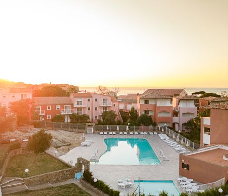 Poolbereich Ferienhotel Maristella auf Korsika
