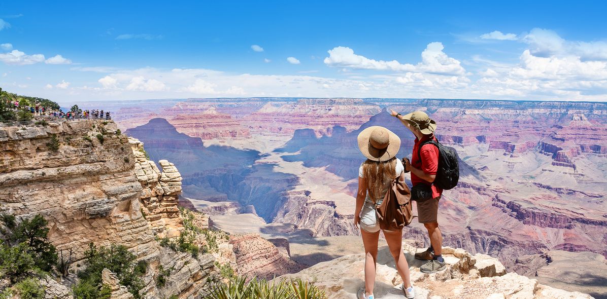 Paar genießt Ausblick am Grand Canyon