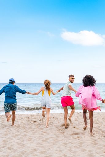 Gruppe läuft am Strand