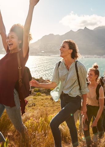 Gruppe hat Spaß beim Wandern