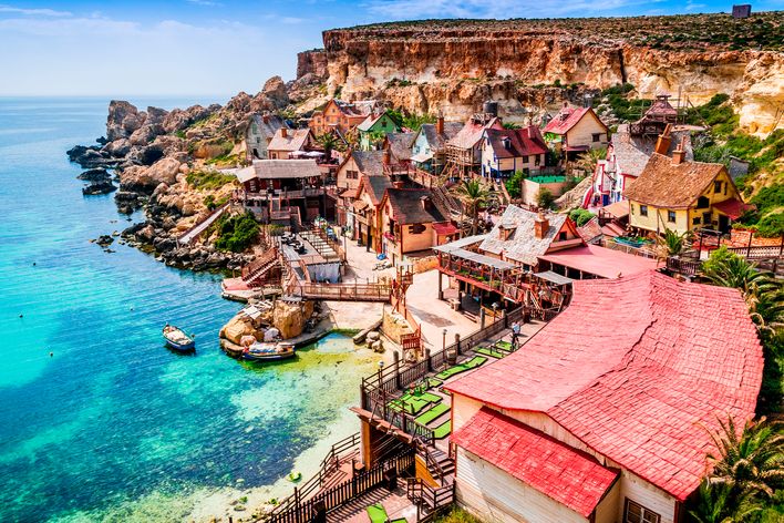 Blick auf das Popeye Dorf von oben mit seinen bunten Häusern und der kleinen Bucht, Malta 