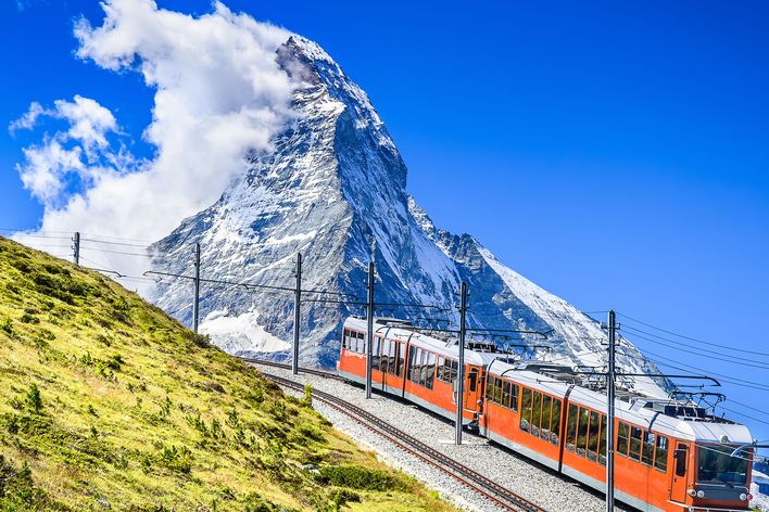 Zug vorm Matterhorn in der Schweiz