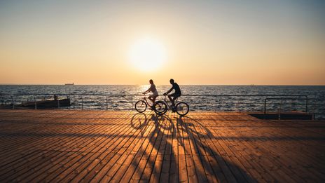 Paar beim Rad fahren am Meer