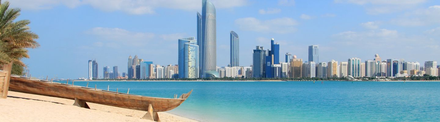 Skyline und Strand in Abu Dhabi