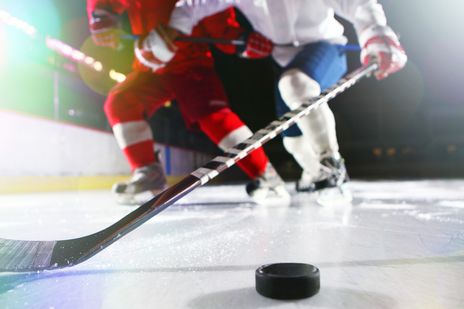 Männer spielen professionell Eishockey
