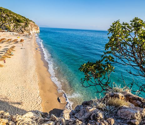 Strand Himara mit Liegestühlen