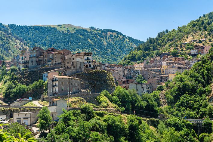 Blick auf ein typisches italienisches Dorf im Sila-Gebirge in Kalabrien, Italien