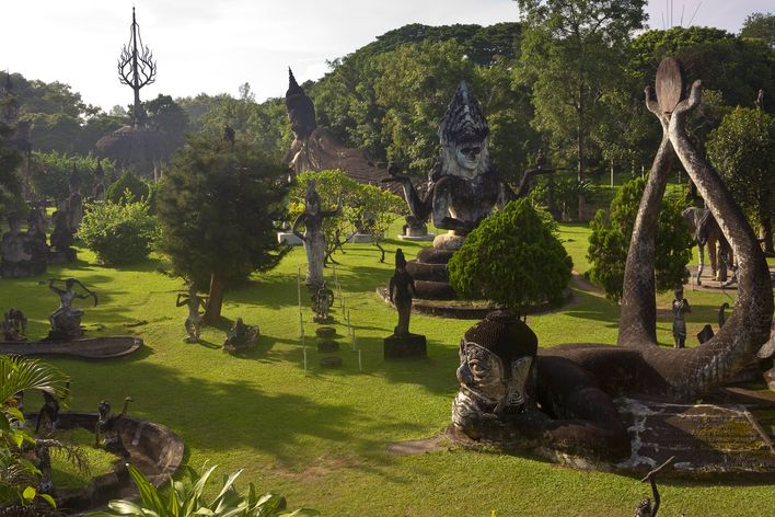 Buddha-Park in Vientiane mit religiösen Skulpturen in grüner Parklandschaft