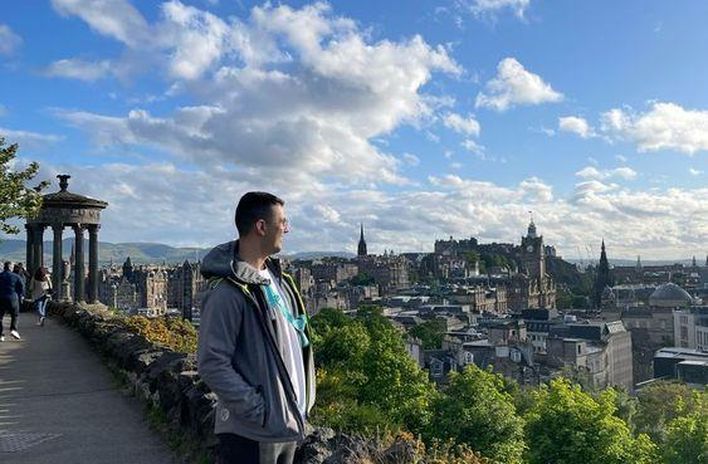 Experte Moritz während seiner Reise durch Schottland