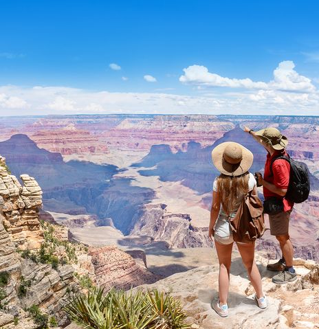Paar genießt Ausblick am Grand Canyon