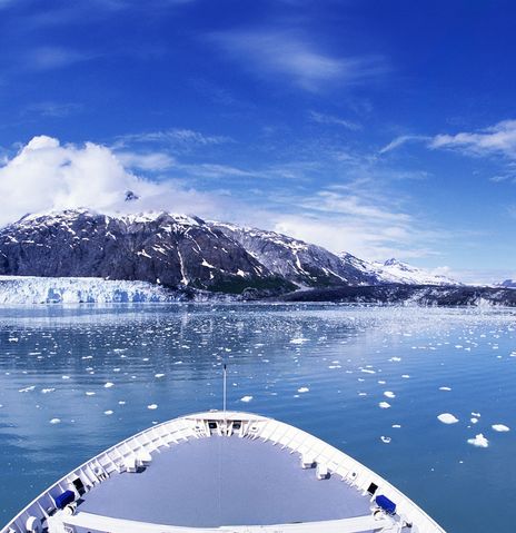 Blick vom Kreuzfahrtschiff auf Gletscher, schneebedeckte Berge und treibende Eisschollen in der Glacier Bay in Alaska