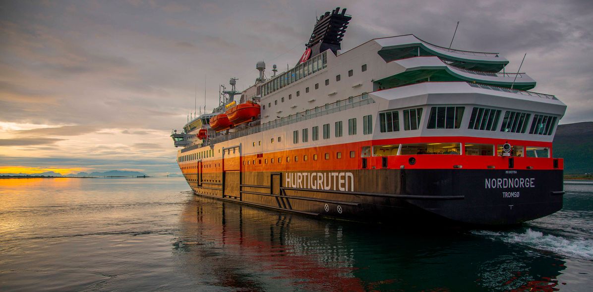 MS Nordnorge auf See bei Sonnenuntergang