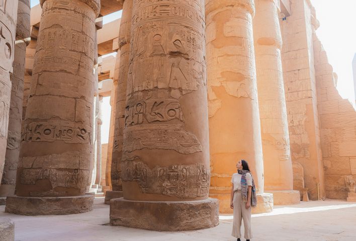 Frau in den Tempelanlagen in Luxor
