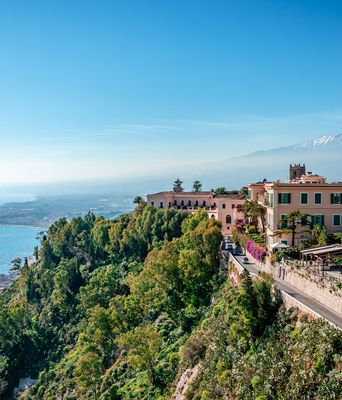 Blick auf Taormina mit Küste und Ätna im Hintergrund