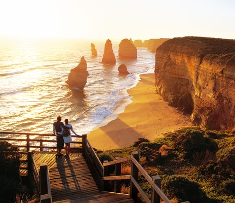 Felsenküste an der Great Ocean Road mit steilen Klippen und Abendlicht 