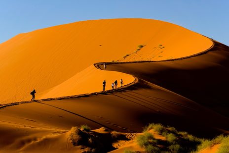 Gruppe von Reisenden im Sossusvlei in Namibia