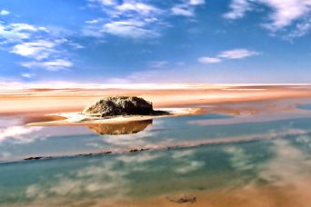 Blick über den in verschiedenen Blautönen leuchtenden Salzsee Chott el Jerid in Tunesien