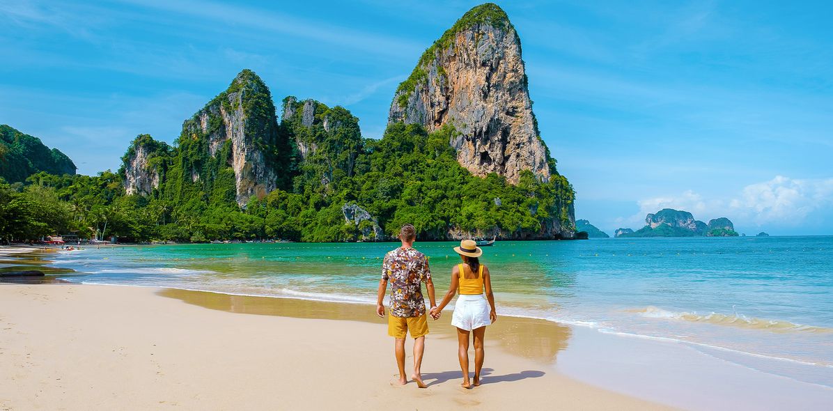 Paar spaziert am Strand von Krabi