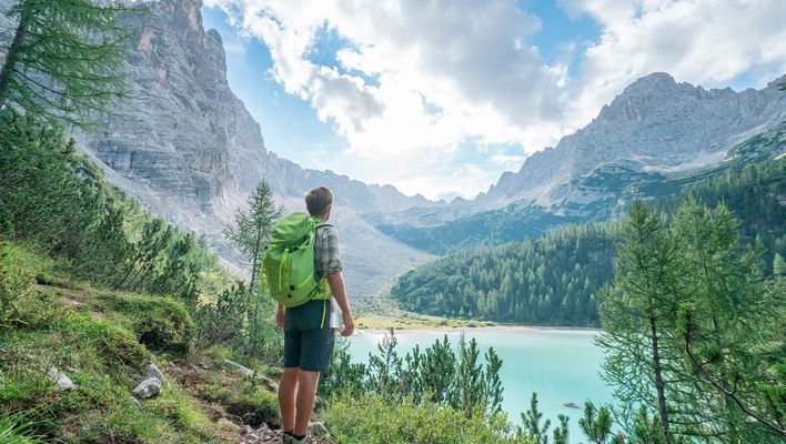 Mann mit Rucksack beim Wandern in Italien