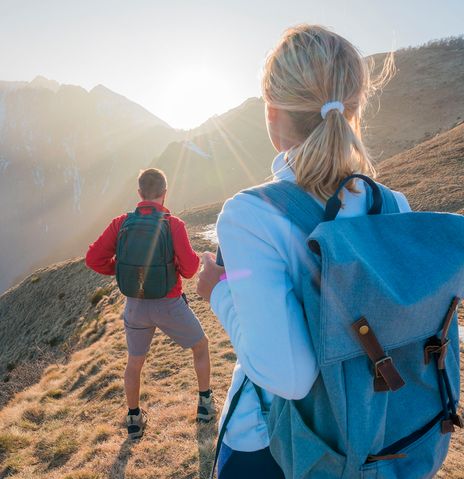 Paar beim Wandern in den Bergen