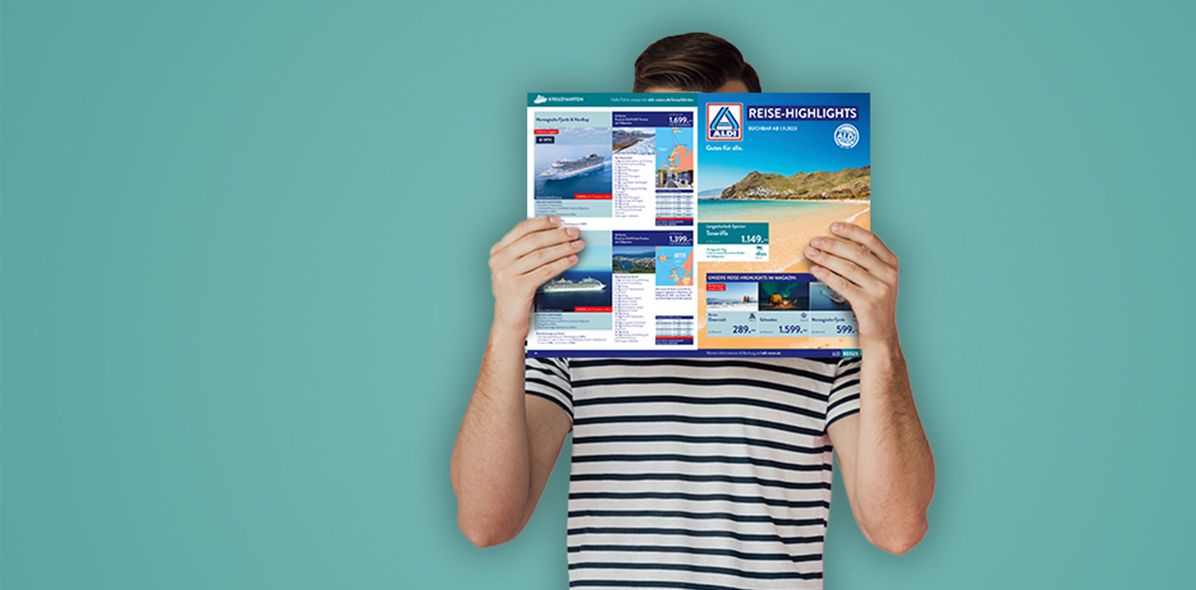 Mann mit Reisemagazin