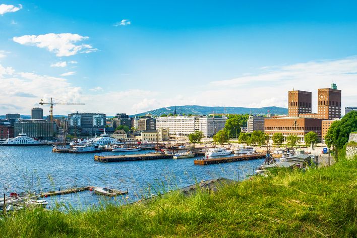 Blick auf den Hafen und das Rathaus von Oslo, Norwegen