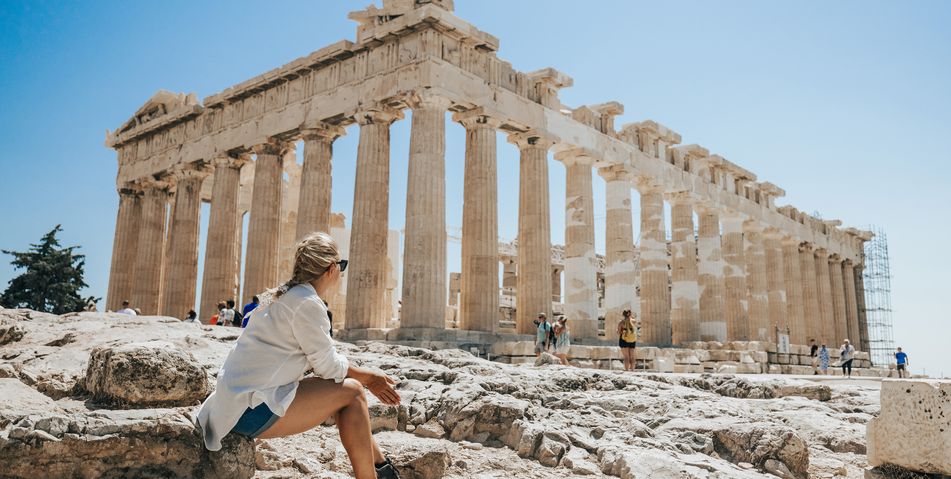 Frau vor der Akropolis in Griechenland