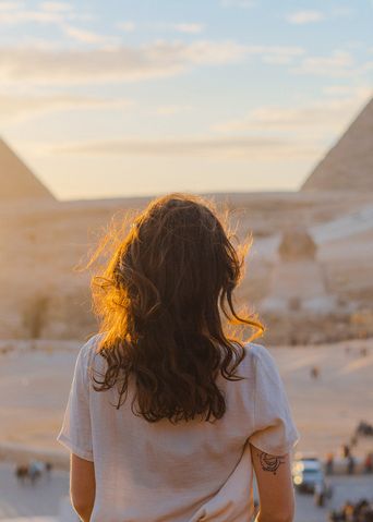 Frau mit Blick auf die Pyramiden von Gizeh in Kairo, Ägypten