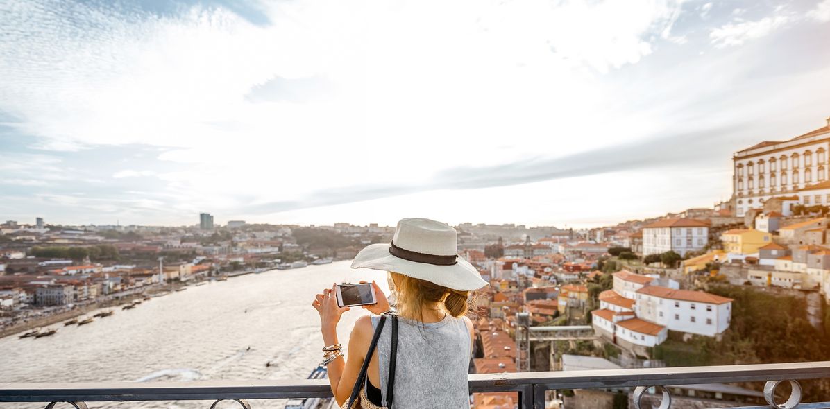 Frau fotografiert Ausblick