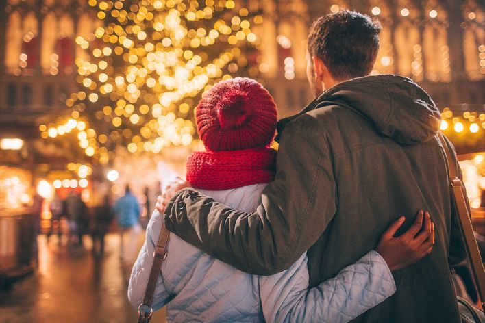 Paar steht am Weihnachtsbaum in der Stadt 