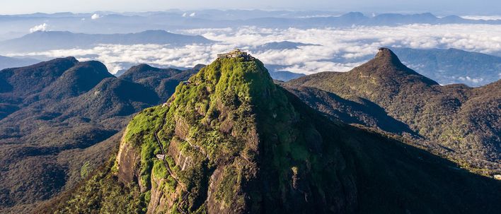 Adam’s Peak im zentralen Hochland Sri Lankas bei Sonnenaufgang